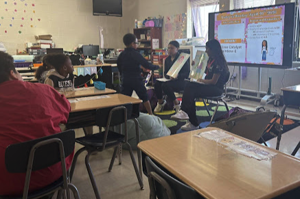 teachers presenting a lesson to kids in a classroom